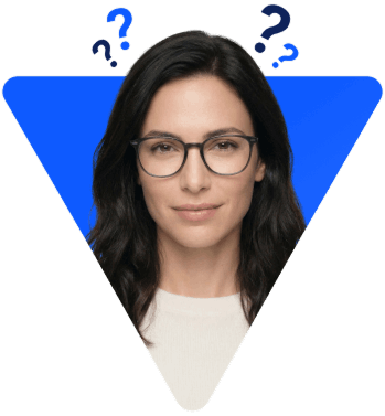 אשה עם משקפיים