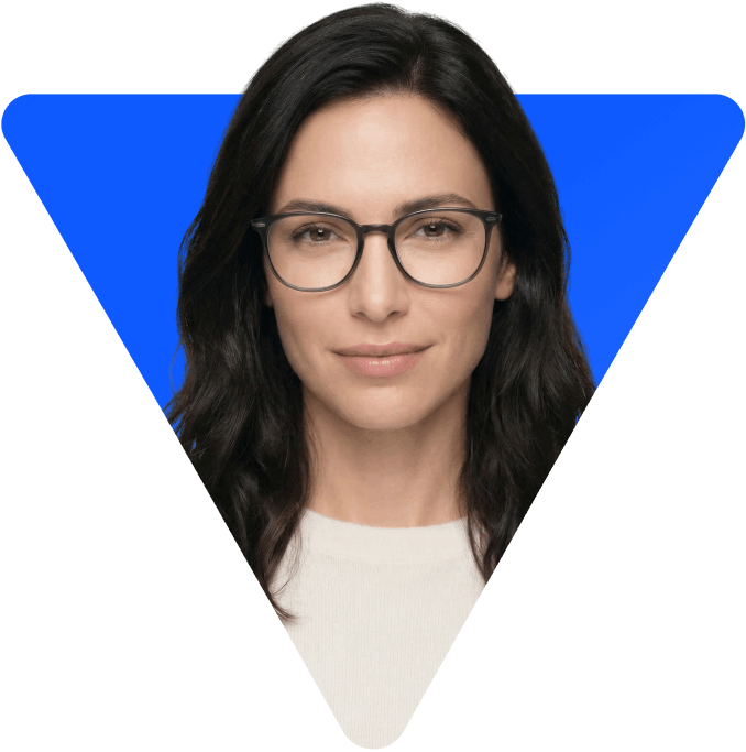 אשה עם משקפיים